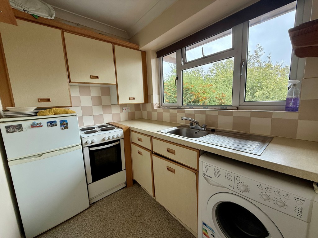 Lot: 121 - STUDIO FLAT FOR IMPROVEMENT - Kitchen